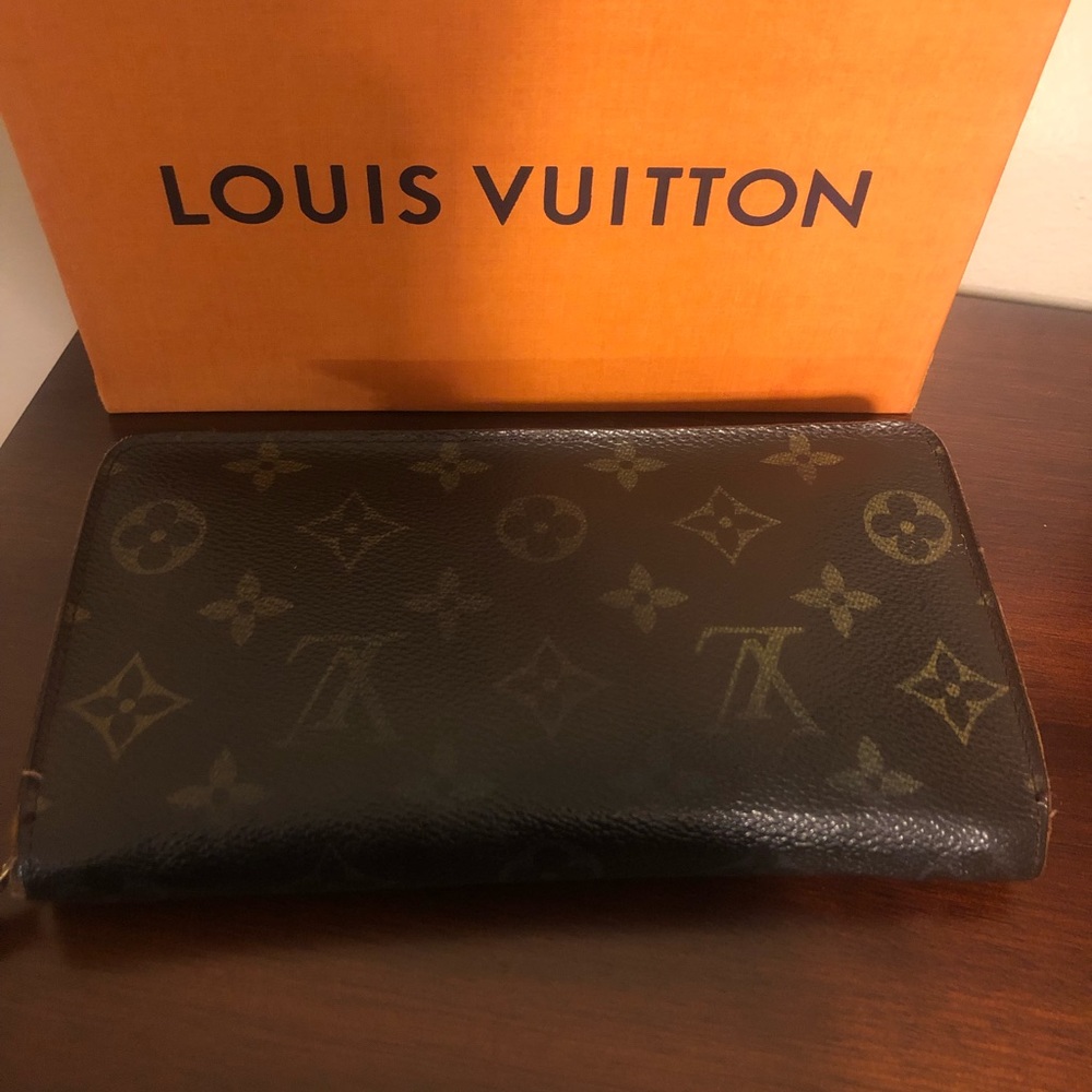 Louis Vuitton Zippy wallet